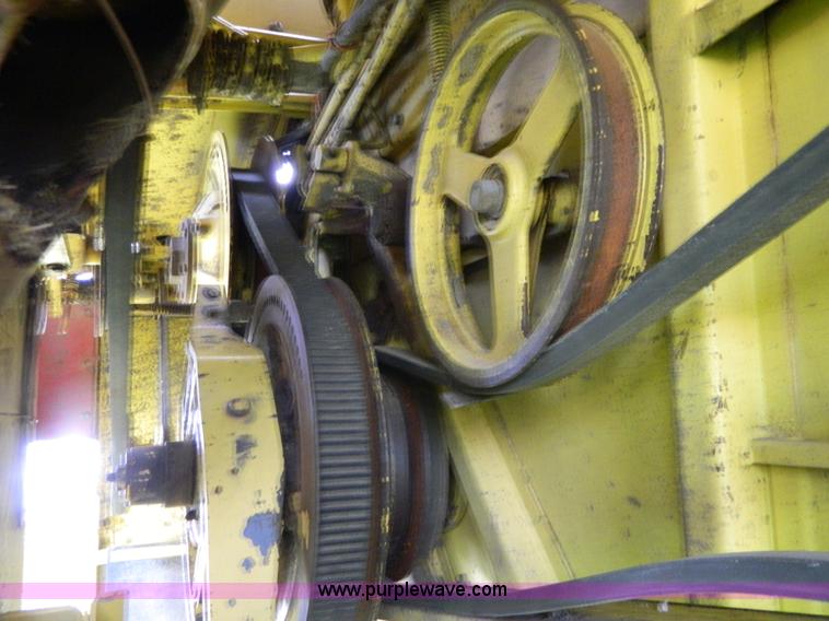 image for item G7867 1987 New Holland TR85 combine