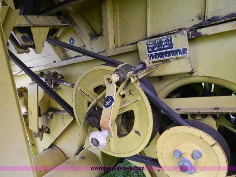 image for item G7867 1987 New Holland TR85 combine