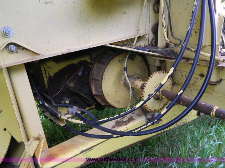 image for item G7867 1987 New Holland TR85 combine