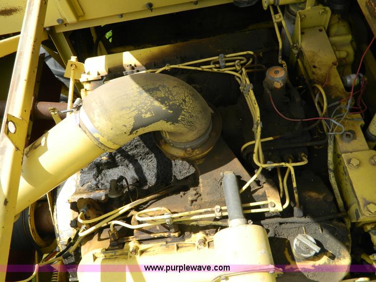 image for item G7867 1987 New Holland TR85 combine