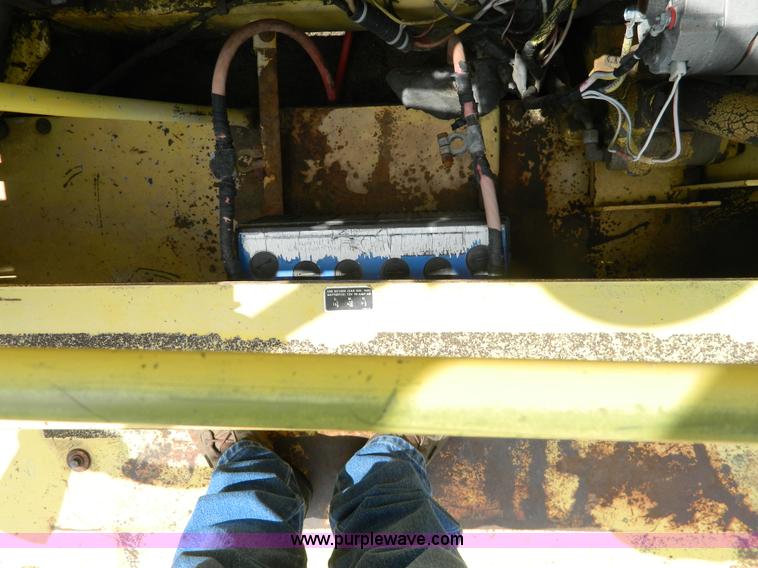 image for item G7867 1987 New Holland TR85 combine