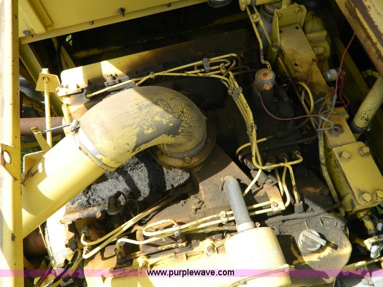 image for item G7867 1987 New Holland TR85 combine