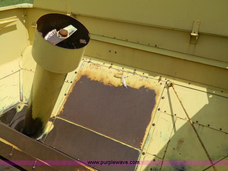 image for item G7867 1987 New Holland TR85 combine