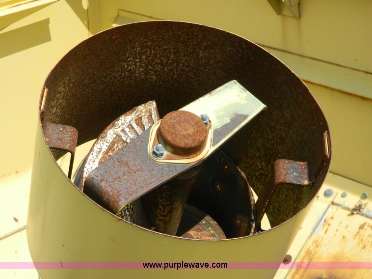 image for item G7867 1987 New Holland TR85 combine