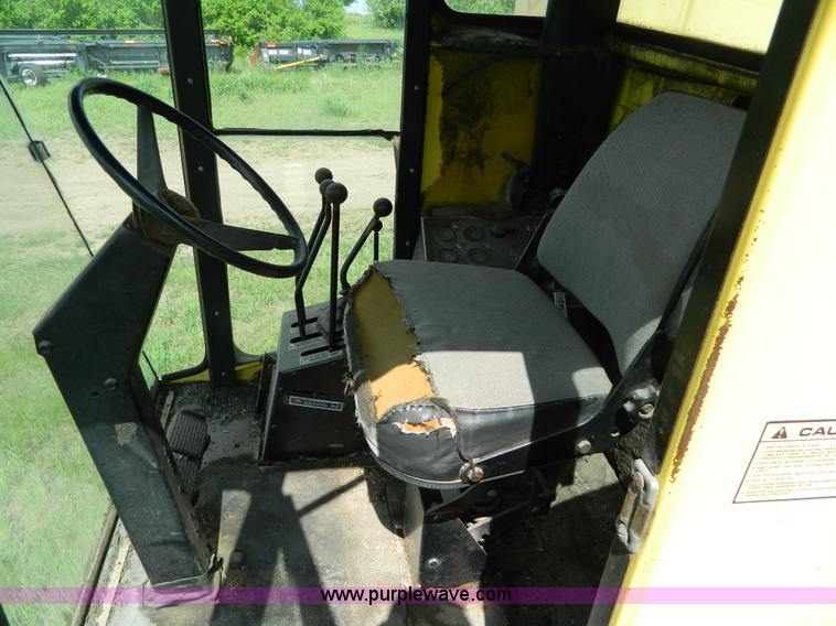 image for item G7867 1987 New Holland TR85 combine