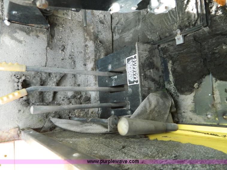 image for item G7867 1987 New Holland TR85 combine