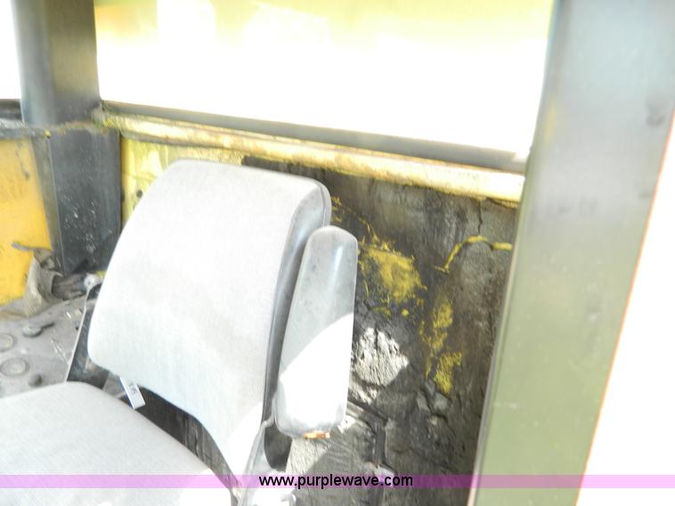 image for item G7867 1987 New Holland TR85 combine