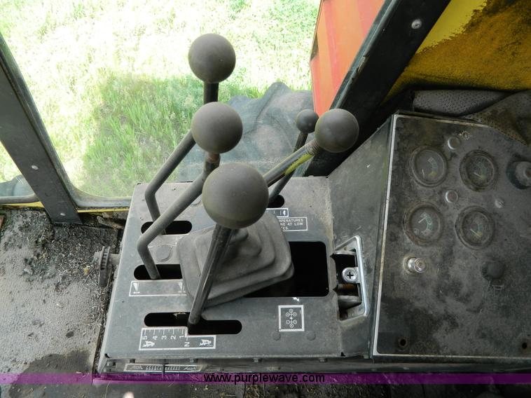 image for item G7867 1987 New Holland TR85 combine