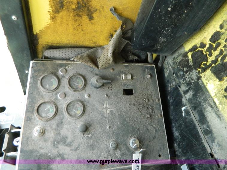 image for item G7867 1987 New Holland TR85 combine