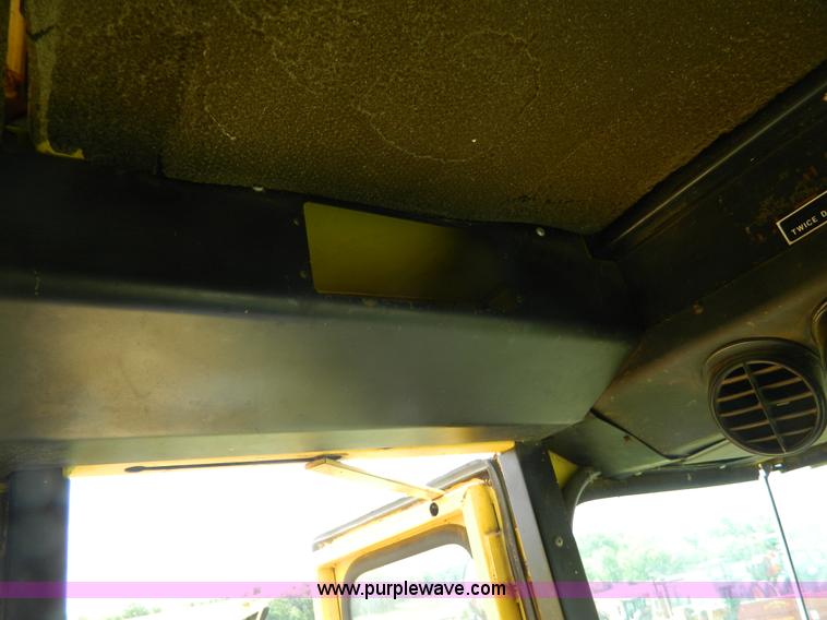 image for item G7867 1987 New Holland TR85 combine