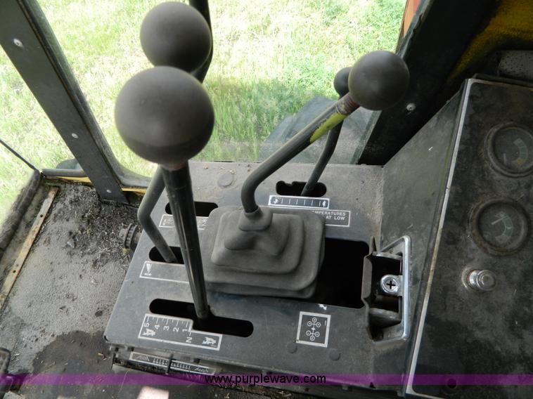 image for item G7867 1987 New Holland TR85 combine