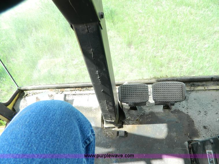 image for item G7867 1987 New Holland TR85 combine