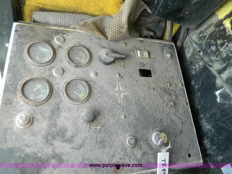 image for item G7867 1987 New Holland TR85 combine