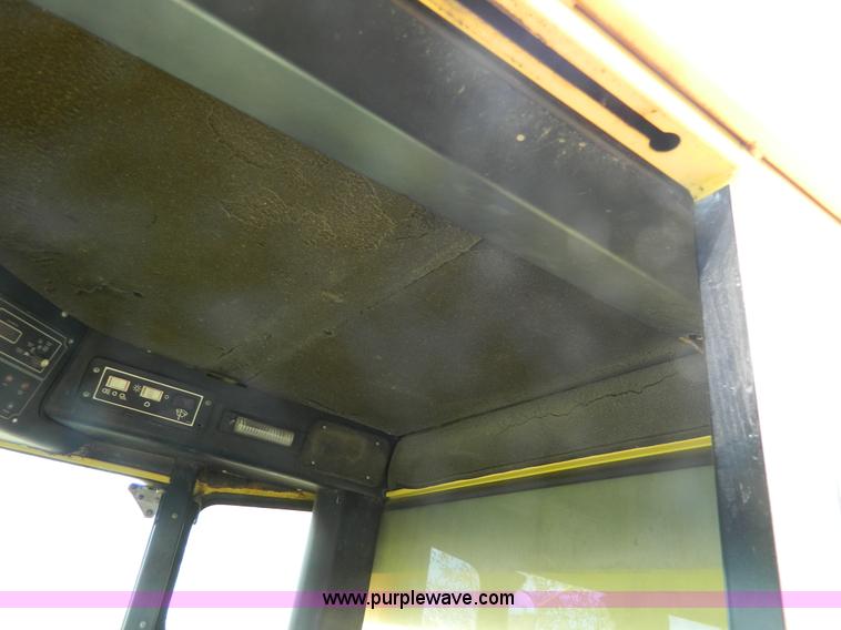 image for item G7867 1987 New Holland TR85 combine