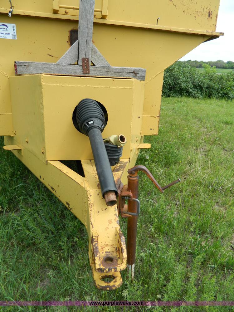 image for item G7869 Big 12 grain cart