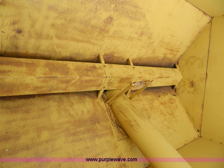 image for item G7869 Big 12 grain cart