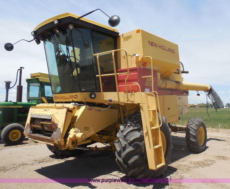 image for item H3158 1986 New Holland TR86 combine