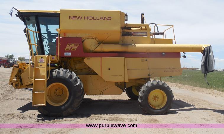 image for item H3158 1986 New Holland TR86 combine