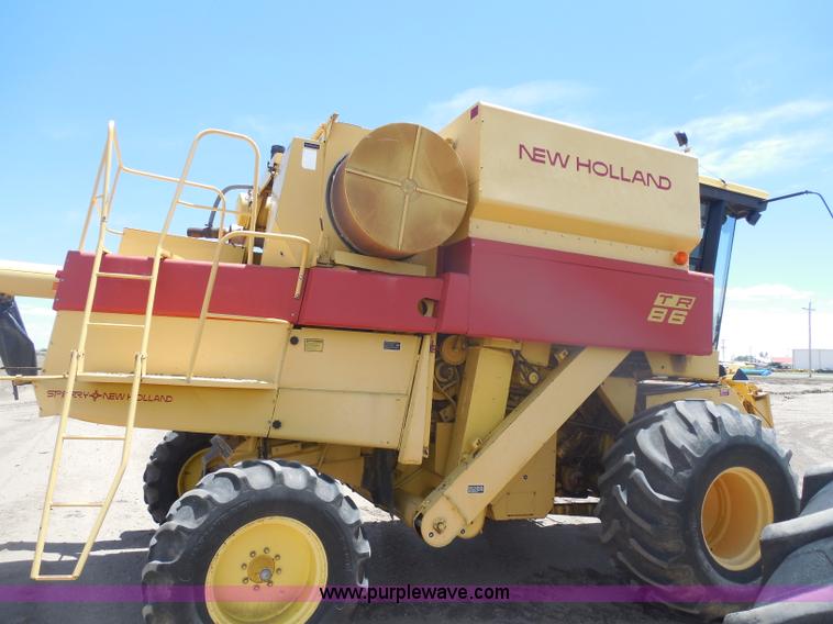 image for item H3158 1986 New Holland TR86 combine