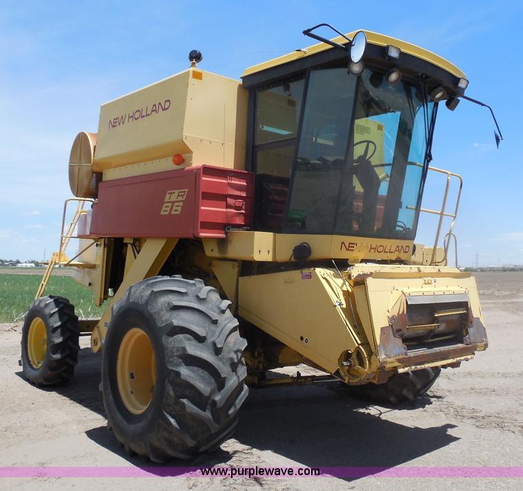image for item H3158 1986 New Holland TR86 combine