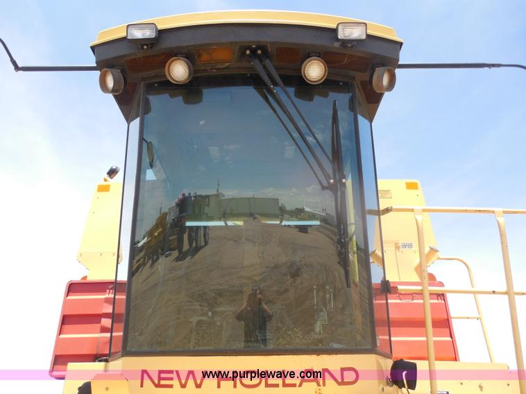 image for item H3158 1986 New Holland TR86 combine