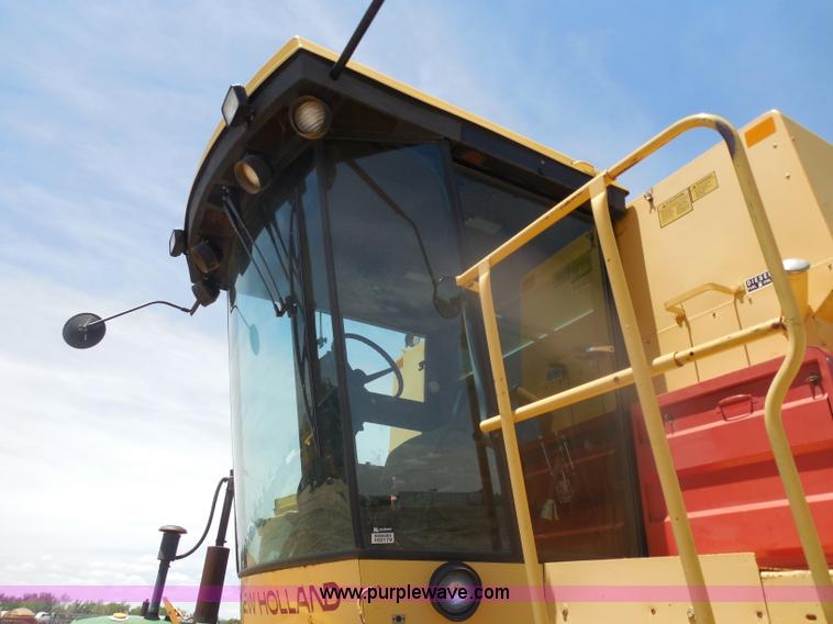 image for item H3158 1986 New Holland TR86 combine