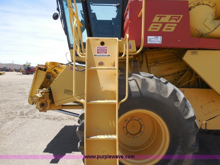 image for item H3158 1986 New Holland TR86 combine