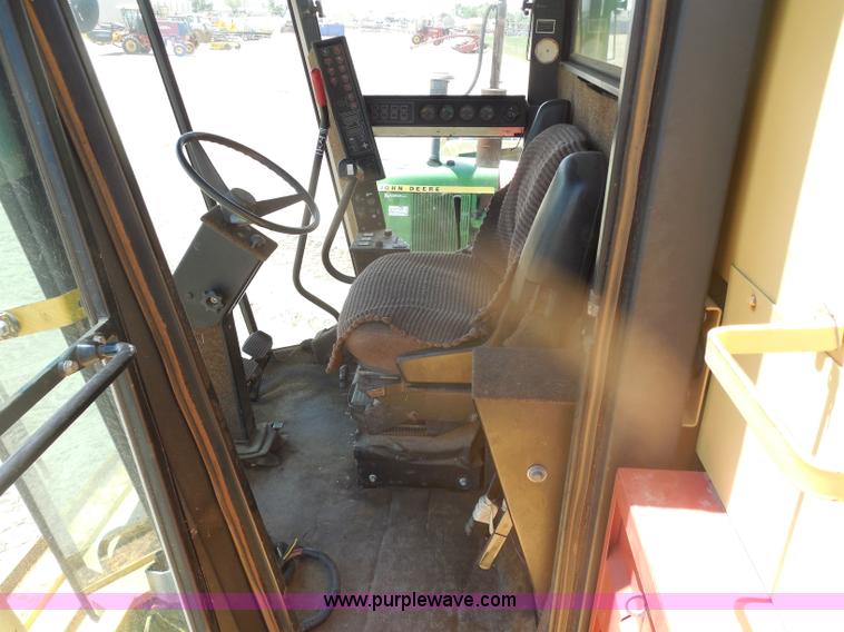 image for item H3158 1986 New Holland TR86 combine