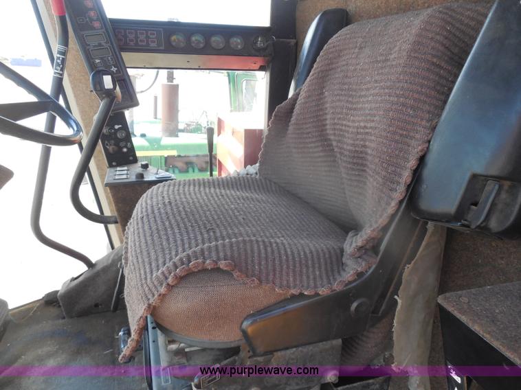 image for item H3158 1986 New Holland TR86 combine