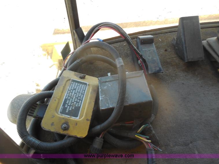 image for item H3158 1986 New Holland TR86 combine