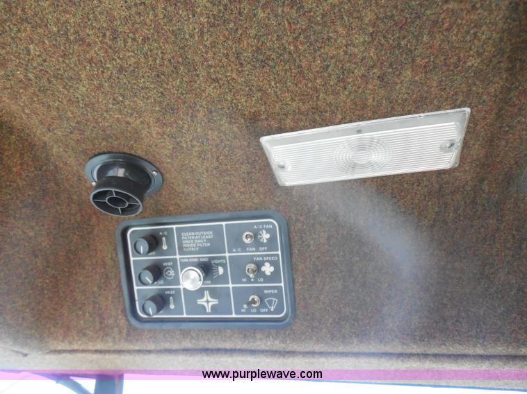 image for item H3158 1986 New Holland TR86 combine