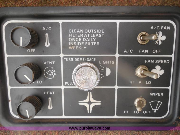 image for item H3158 1986 New Holland TR86 combine