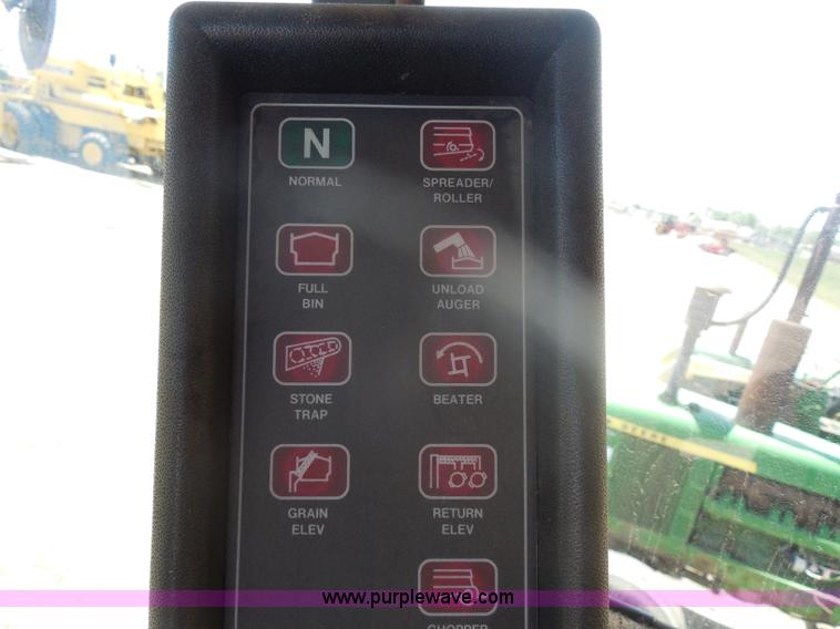 image for item H3158 1986 New Holland TR86 combine