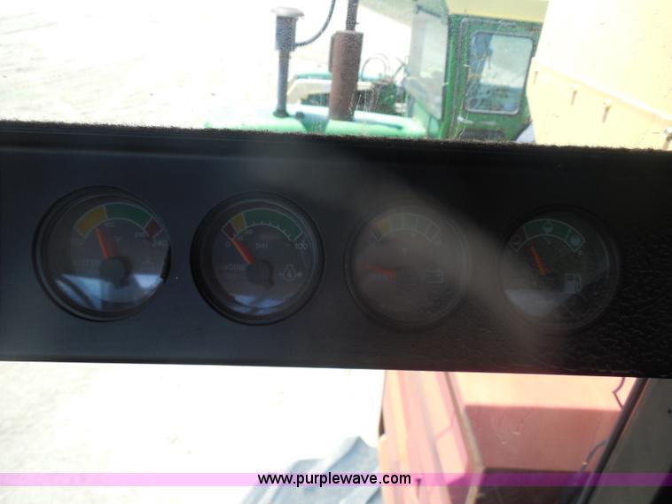 image for item H3158 1986 New Holland TR86 combine