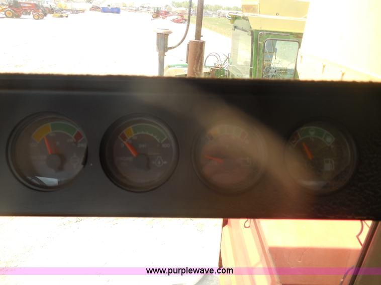 image for item H3158 1986 New Holland TR86 combine