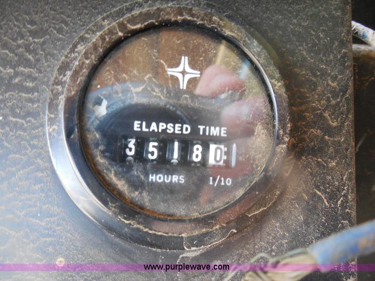 image for item H3158 1986 New Holland TR86 combine