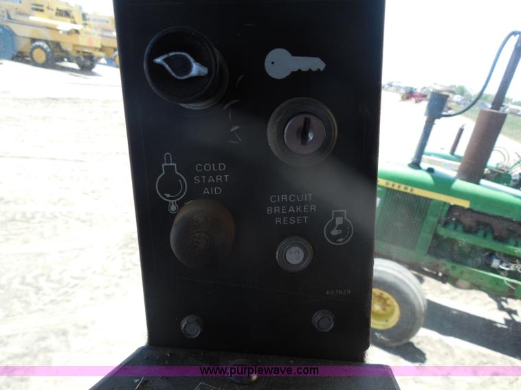 image for item H3158 1986 New Holland TR86 combine