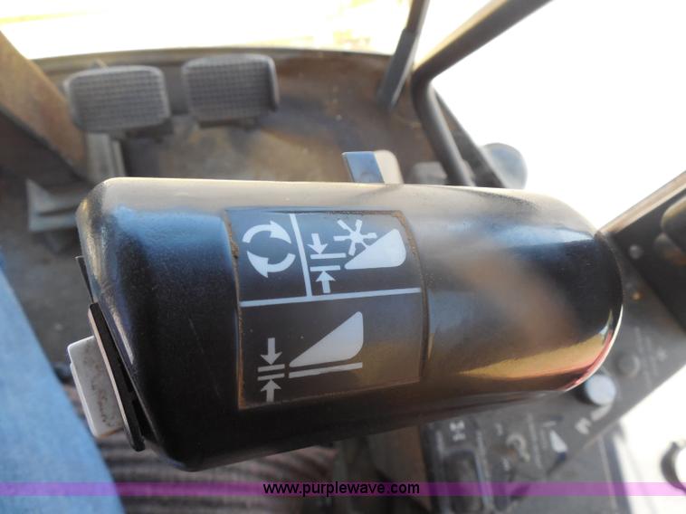 image for item H3158 1986 New Holland TR86 combine