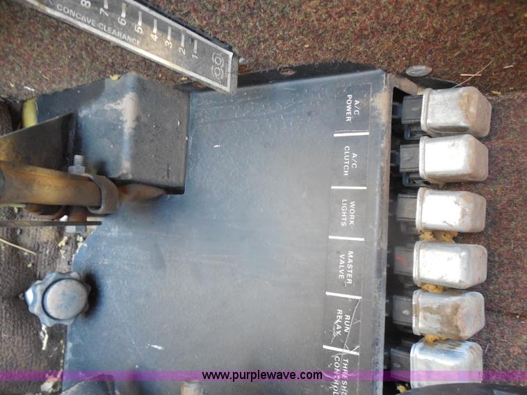 image for item H3158 1986 New Holland TR86 combine