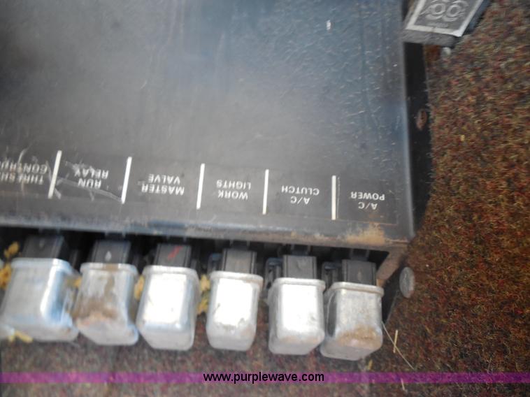 image for item H3158 1986 New Holland TR86 combine