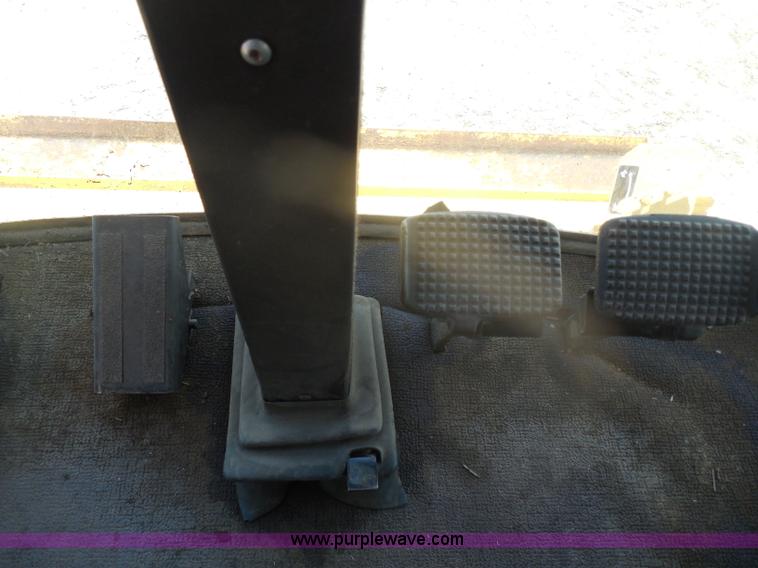 image for item H3158 1986 New Holland TR86 combine