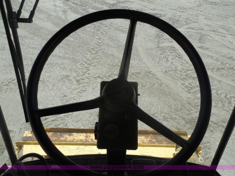 image for item H3158 1986 New Holland TR86 combine