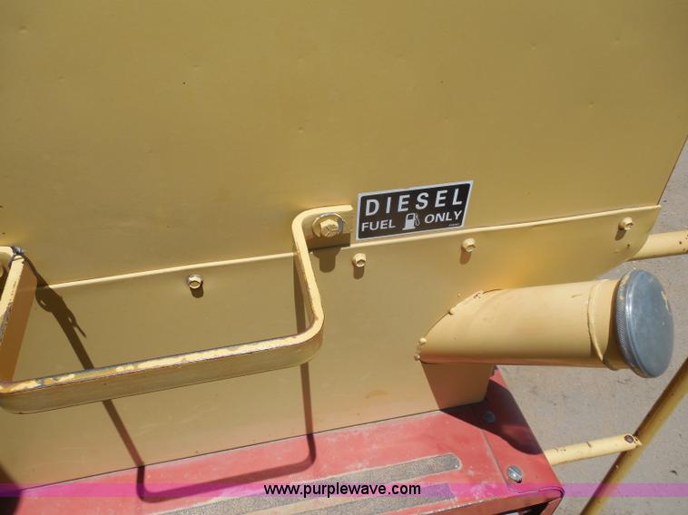 image for item H3158 1986 New Holland TR86 combine