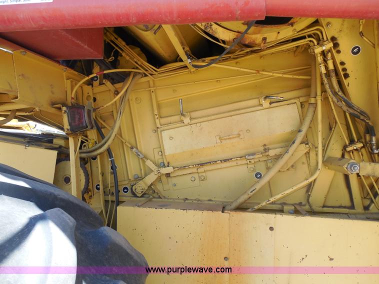 image for item H3158 1986 New Holland TR86 combine