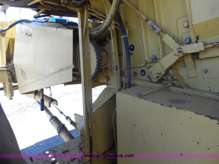image for item H3158 1986 New Holland TR86 combine