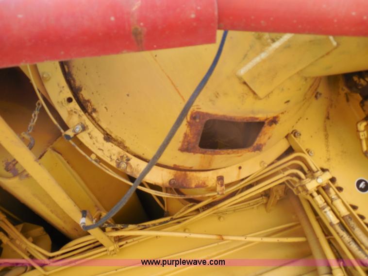 image for item H3158 1986 New Holland TR86 combine