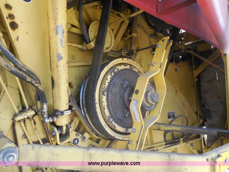 image for item H3158 1986 New Holland TR86 combine