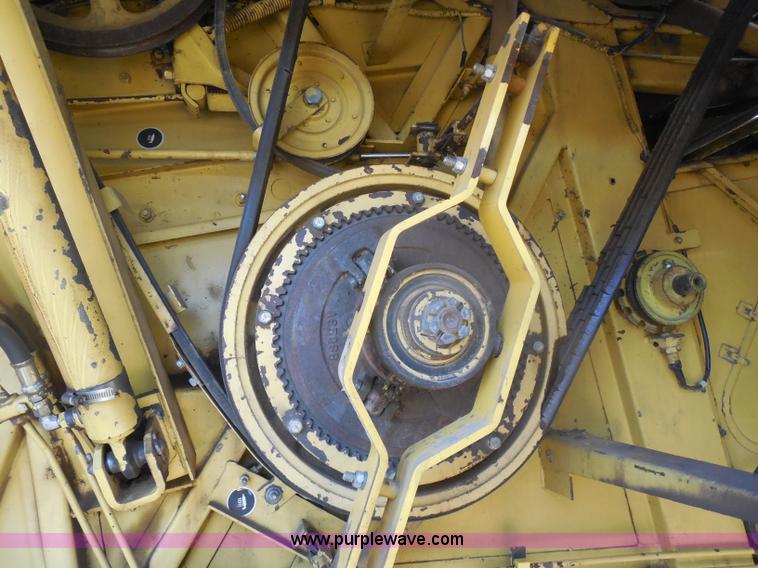 image for item H3158 1986 New Holland TR86 combine