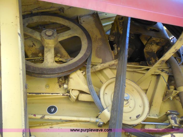 image for item H3158 1986 New Holland TR86 combine
