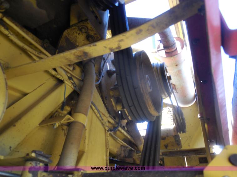image for item H3158 1986 New Holland TR86 combine